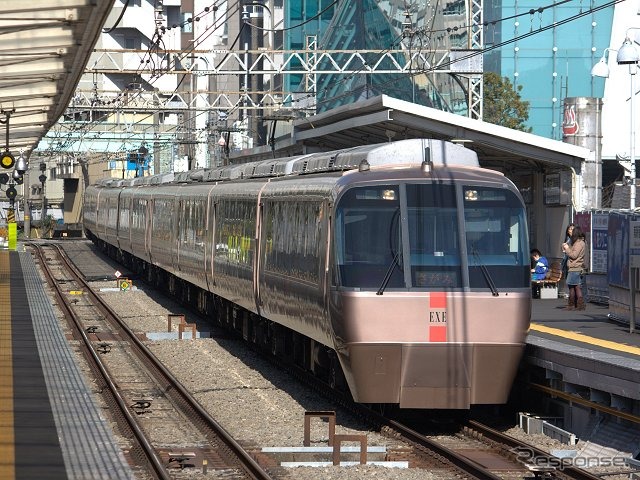 南新宿駅を通過する30000形（EXE）。2012年12月から私鉄の有料特急として初めて公衆無線LANサービスを提供している。