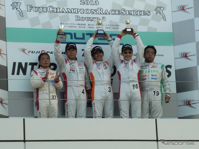 ジェントルマンドライバーの決勝第2レース（日曜）を制したのは、国内トップチームのセルモ・インギングの首脳を務める卜部治久さん（中央）。