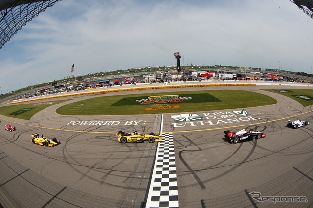 アイオワ戦の舞台は、1周が20秒弱のショートオーバル。写真：IndyCar