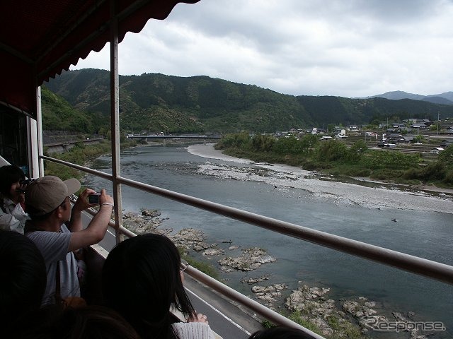 「清流しまんと号」からの四万十川の眺め。トロッコ列車は窓がなく、外気に直接触れながら川の流れを眺めることができる。