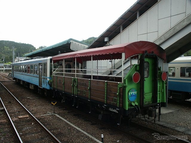 トロッコ列車「清流しまんと号」用に改造された無蓋貨車のトラ45000形（トラ152462）。現行デザインによる運行は8月31日限りで終了する。