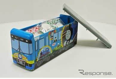 「エクスプレスBOX」の中にはラムネとラッピング電車のシールが入っている。