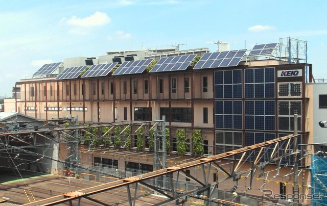 高幡不動駅の敷地内に建設された鉄道現業事務所。太陽光発電などさまざまな環境配慮設備を採用している。
