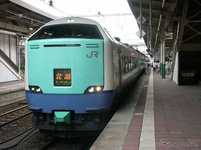 新潟～秋田間「いなほ」と新潟～金沢間「北越」で運用されている旧国鉄の特急形電車485系3000番台。「いなほ」の485系は順次E653系に置き換わることになる。