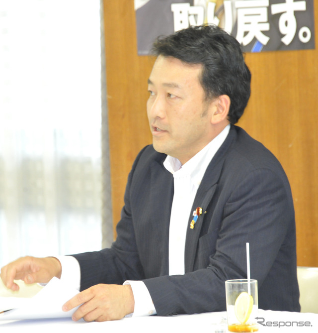 義務化を検討するなら、助成も必要と話す笹川博義代議士（26日・自民党本部）