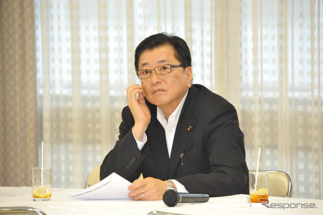 スマートICの普及と二輪車ETCの普及の整合性を指摘した山本拓代議士（26日・自民党本部）