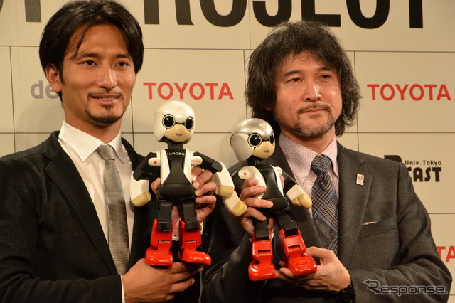 左:KIROBOとロボットクリエイター高橋智隆氏、右:MIRATAとトヨタ自動車片岡史憲氏。