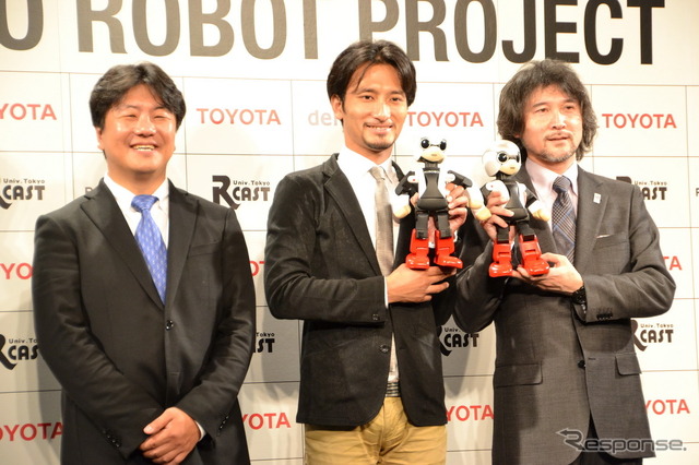 KIROBO、MIRATAとプロジェクトメンバー。左側はプロジェクトマネージャにあたる電通 西嶋氏。