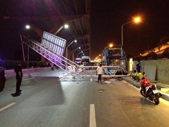 ２階建てバス衝突で道路標識倒れる　ドンムアン空港前