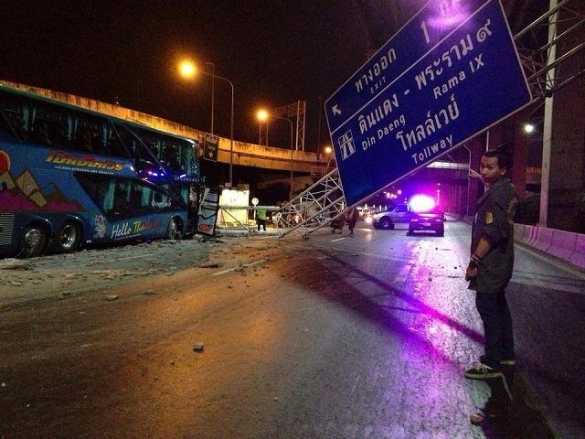 ２階建てバス衝突で道路標識倒れる　ドンムアン空港前