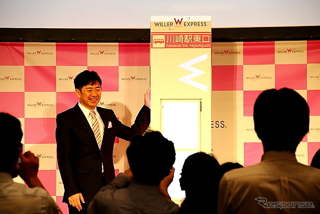ウィラー新商品発表会での村瀬茂高代表取締役(東京・品川、6月27日)