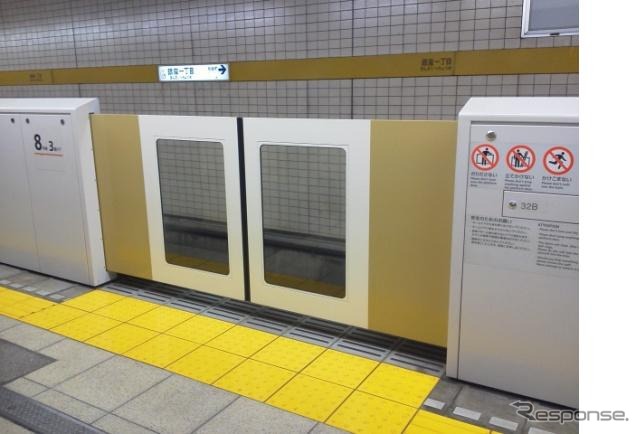 東京メトロ有楽町線銀座一丁目駅に設置されたホームドア。同線では2013年度中の全駅設置に向けて整備が進められている。