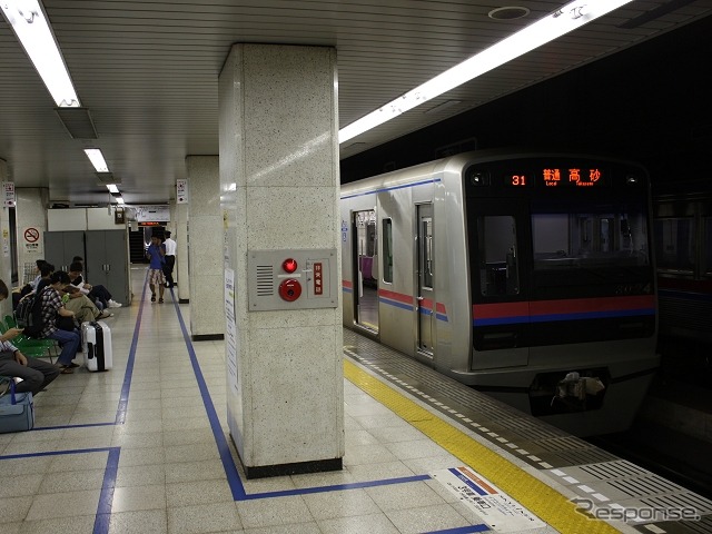 京成上野駅の地下ホーム。成田空港行きの下り臨時アクセス特急は同駅を5時18分に発車する。