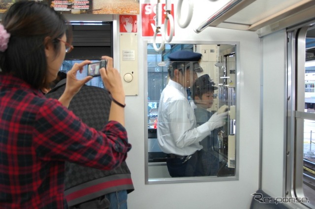 ドア開閉操作など車掌業務体験も行われる。