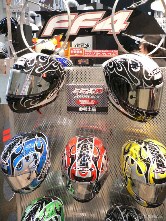 【東京モーターサイクルショー05】ヘルメットも花盛り