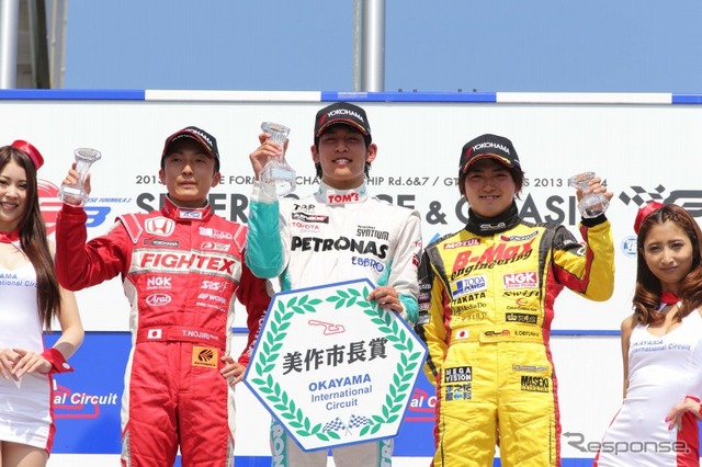 全日本F3選手権・中山雄一（中央）