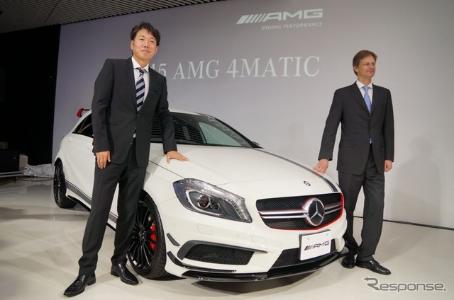 写真左、メルセデスベンツ日本の上野金太郎社長(メルセデスベンツ A45 AMG 4MATIC 発表会)
