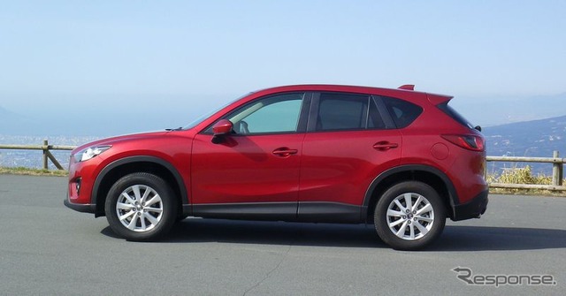 マツダのキャブバックワードの第1弾となったCX-5。SKYACTIVエンジンも後方排気であり、それを活かしてフロントオーバーハングを切り詰め(=前輪を前方に出し)ながら、居住性を犠牲にしない範囲でAピラーの根元を後ろに引いたプロポーションだ。