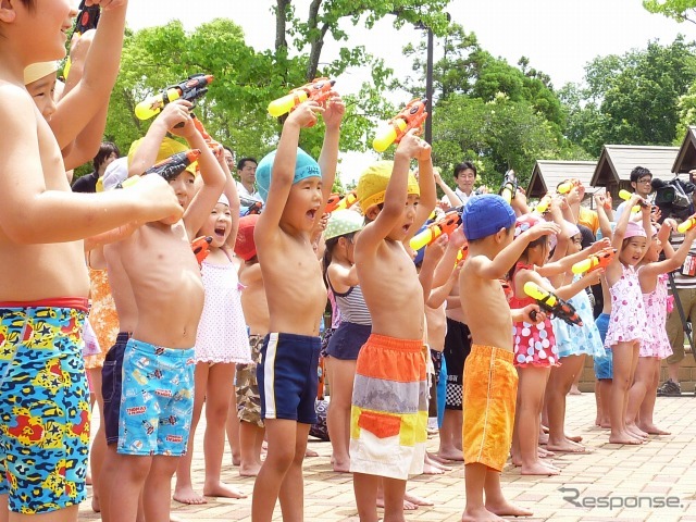 バットのびしょぬれ夏休み！ びしょぬれ団結式の様子