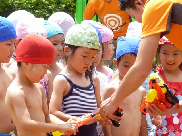 バットのびしょぬれ夏休み!地元園児が体験