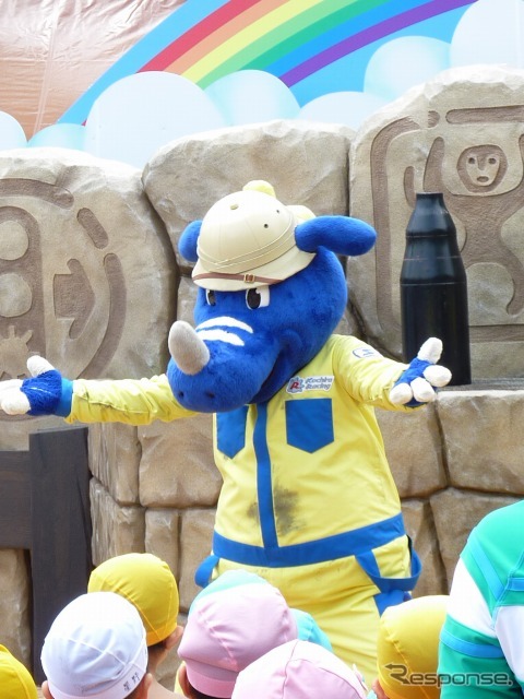 バットのびしょぬれ夏休み!地元園児が体験