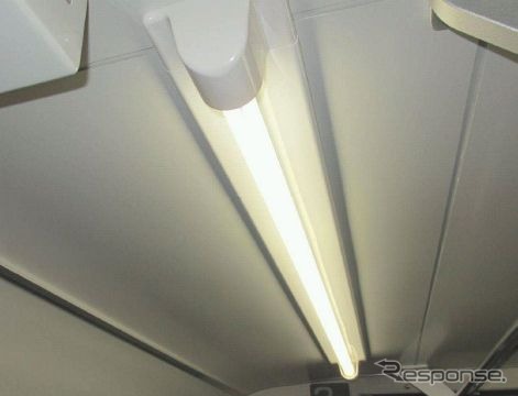 2000形の第42編成から順次採用される直管型LED照明。