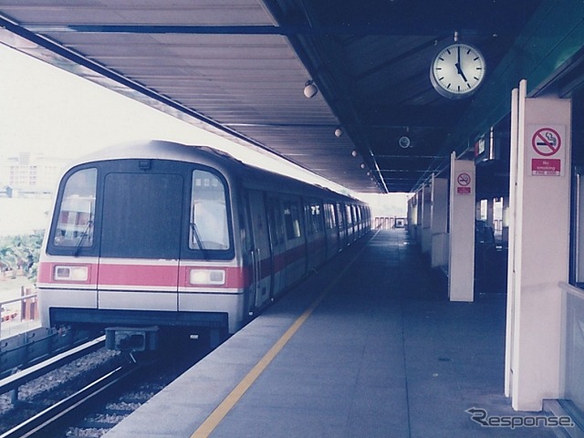 シンガポールの都市鉄道（MRT）で運用されているC151系（1994年）。走行装置を東芝のPMSMシステムに更新する。
