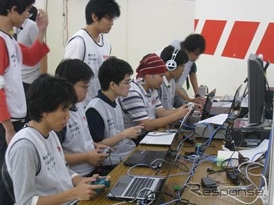 本選での操作の様子。オペレーターはロボットを遠隔操縦するルールだ