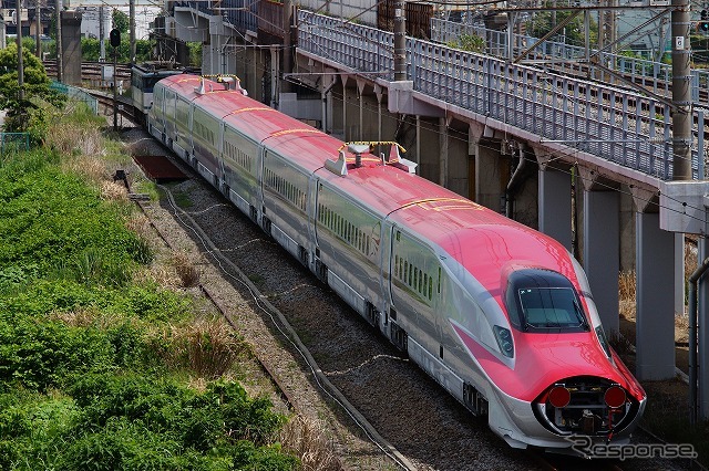 車両メーカーから在来線経由で車両基地に回送されるE6系の増備車。今回の増備により「スーパーこまち」は1日7往復になる。