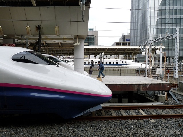 東京駅で並ぶJR東日本の新幹線車両E2系(手前)とJR東海のN700系(奥)。
