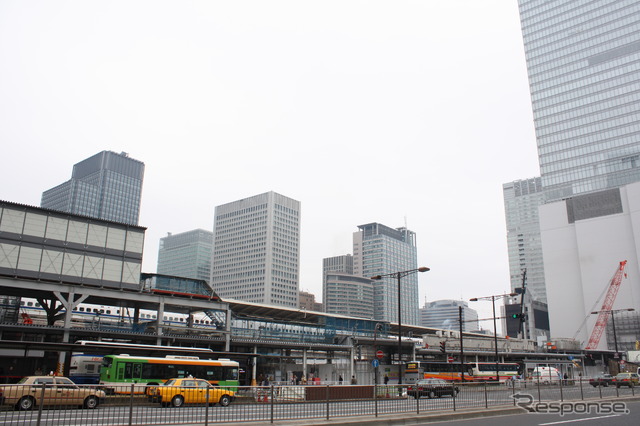 グランルーフの工事が本格化する前の東京駅八重洲口（2011年3月）。この時点では奥の東海道新幹線ホームに停車中の車両が見えた。