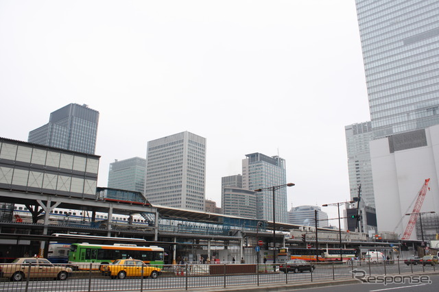 グランルーフの工事が本格化する前の東京駅八重洲口(2011年3月)。この時点では奥の東海道新幹線ホームに停車中の車両が見えた。