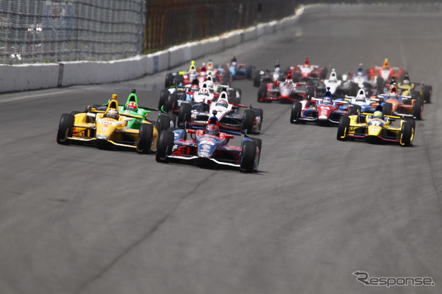 レース序盤はアンドレッティ・オートスポーツ勢が上位を形成した。琢磨も好位置に。写真:IndyCar