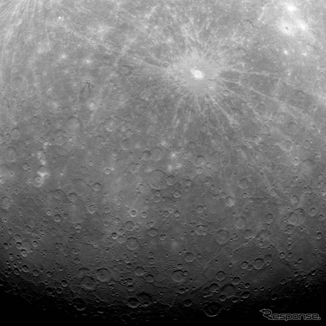 2011年3月29日、水星周回軌道に入ったメッセンジャーが送信した初の水星表面の画像。