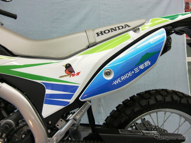 抽選賞品に三宅島エンデューロレースのオリジナルデカールをまとったCRF250Lの新車が