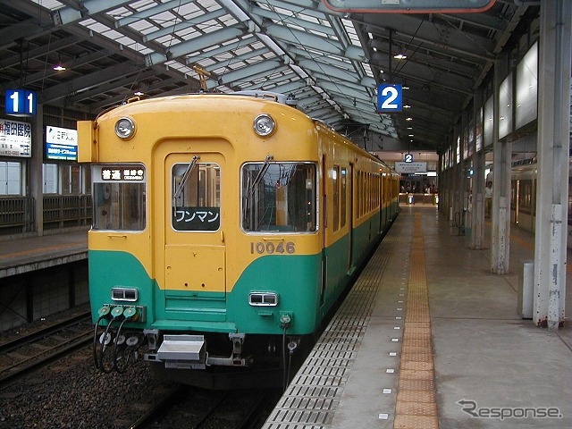 富山地鉄に譲渡された、もと京阪旧3000系の10030形。富山地鉄への譲渡に際し写真の塗装に変更されたが、2012年には2両編成1本のみ京阪時代の塗装に復元されている。