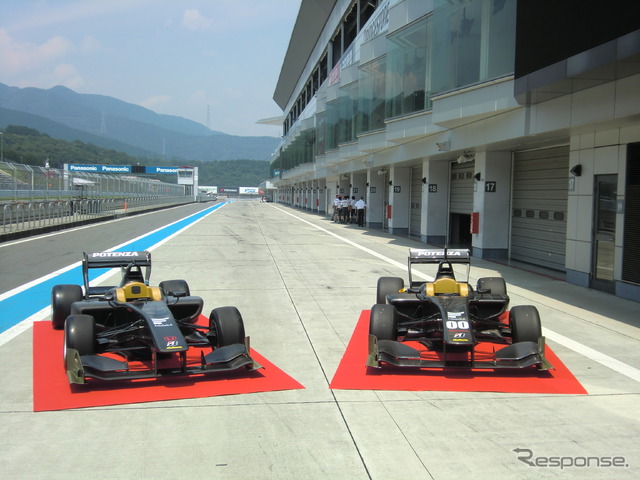 ホンダエンジン車とトヨタエンジン車、2台がテストに参加。