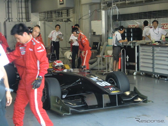 SF14富士テスト、トヨタエンジン搭載車のピット内。