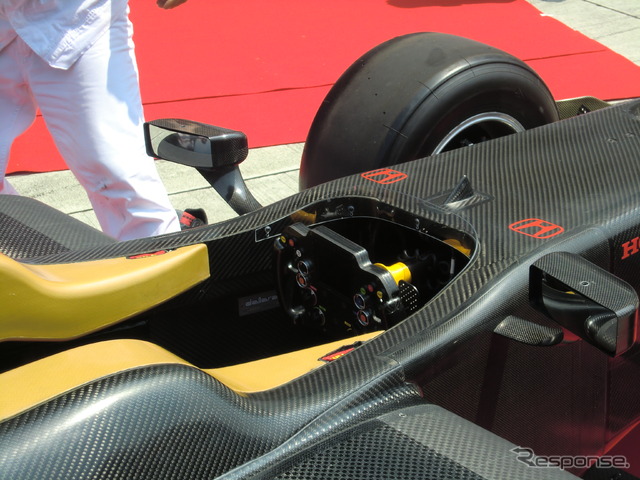 SF14のコクピットまわり。