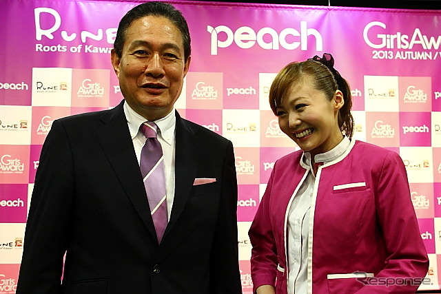 ピーチ井上慎一CEOと客室乗務員(7月10日、渋谷ヒカリエ)