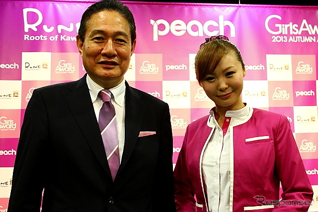 ピーチ井上慎一CEOと客室乗務員(7月10日、渋谷ヒカリエ)