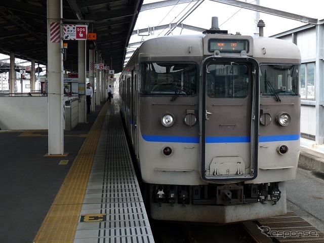 「岡山・尾道おでかけパス」は岡山支社内のJR線普通列車が1日自由に乗り降りできる。写真は児島駅に停車中の普通列車。