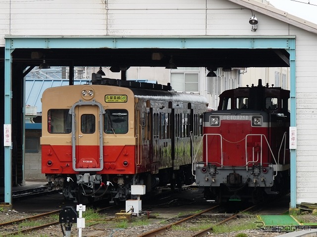 幕張車両センター木更津派出(千葉県木更津市)の車庫に留置されていたキハ30 98(左)。