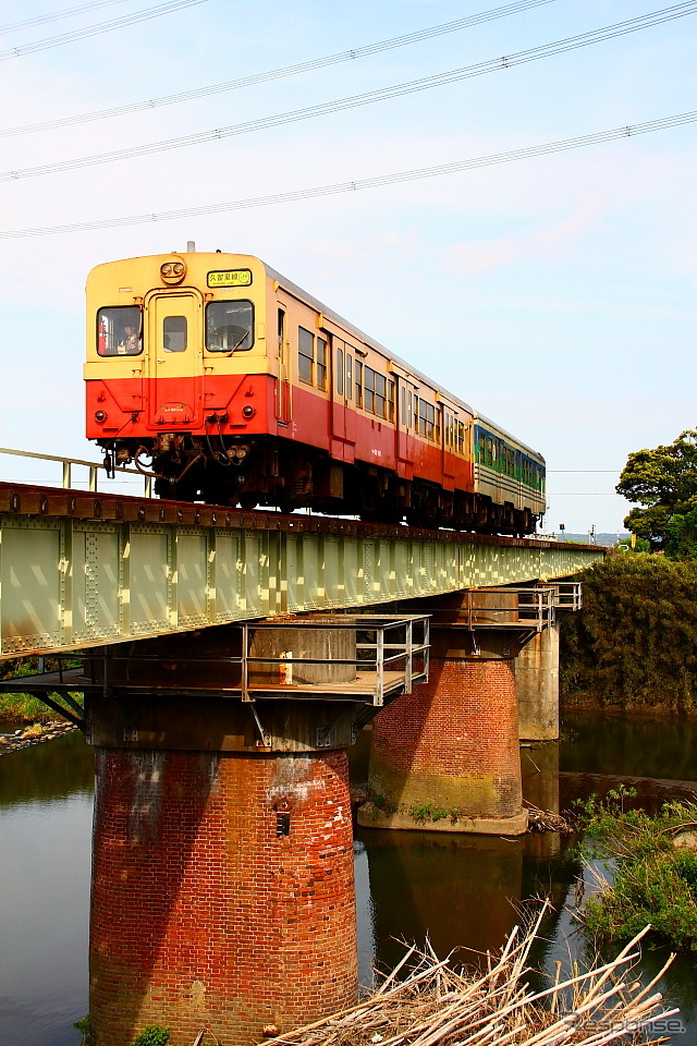 久留里線で運用されていた頃のキハ30形(前)とキハ38形(後)の2両編成。このほどキハ30・37・38形6両が水島臨海鉄道に引き取られた。2014年3月末から運行を開始する予定。