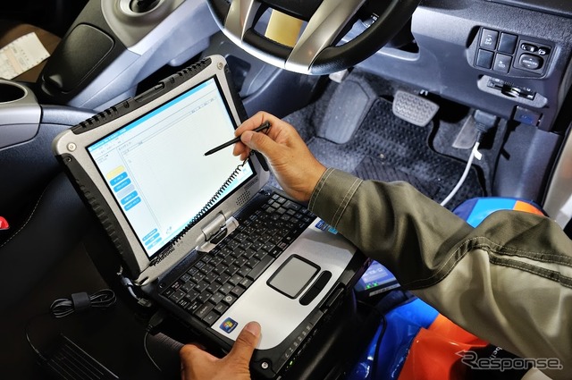 専用の診断機にかけ、検査を合格した車両だけがT-Valueハイブリッドのお墨付きを与えられる。