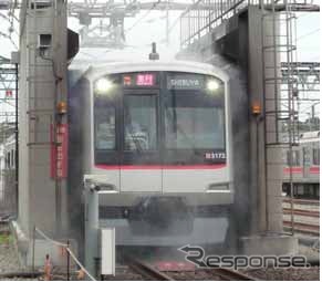 洗車機による電車の洗浄を車内から見学する。