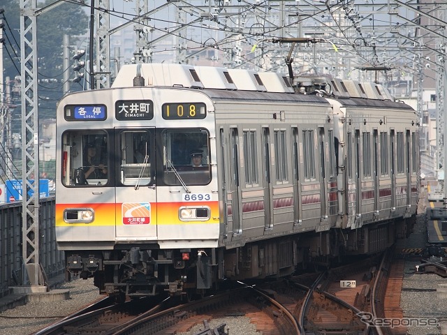 東急大井町線で運用されていた頃の8590系の編成。写真の先頭車（大井町方）はデハ8693。