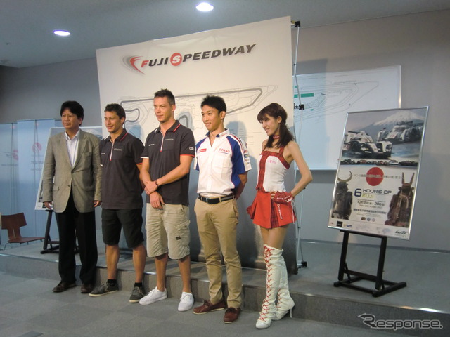 左から富士スピードウェイの堤健吾社長、デュバル選手、ロッテ ラー選手、中嶋一貴選手（スーパーフォーミュラ 第3戦）