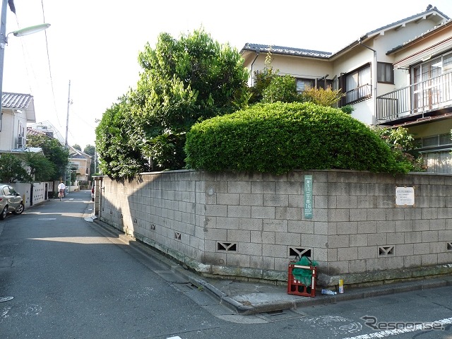 調布女学校の南東側にあった諏訪分駅跡（右）。ここも住宅に飲み込まれている。