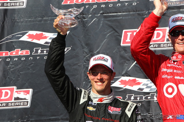 2位はセバスチャン・ブルデー。表彰式ではトロフィー破損のアクシデントが。写真:IndyCar